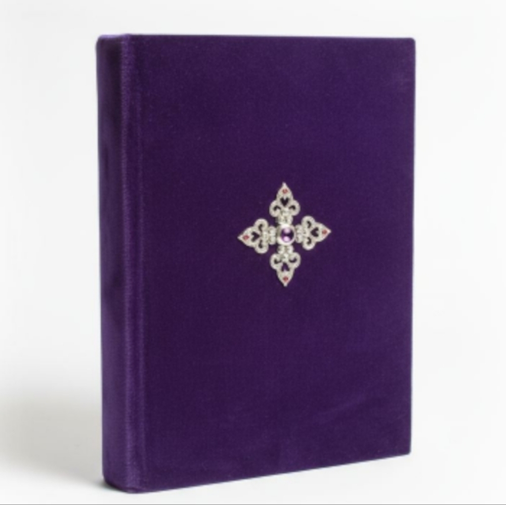 NWOT Beautiful 8x6 Lined Purple Crushed Velvet Silver Cross Journal!